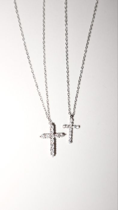 Срібний хрестик з ланцюжком з мусанітовим камінем