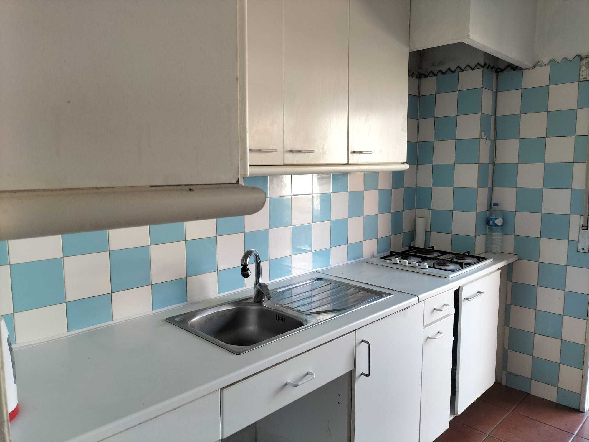 Quarto 350€ Contas incl. meninas estudantes R. Serpa Pinto/Continente