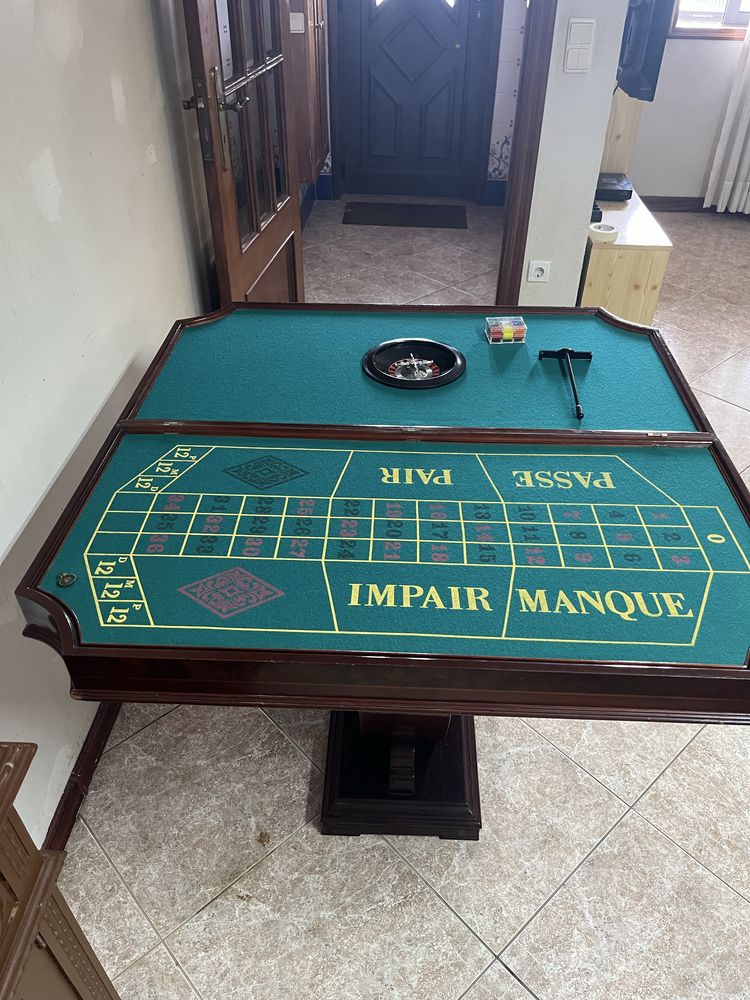 Mesa de jogo  e sala
