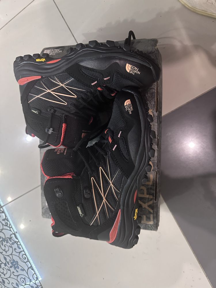 Новые трекинговые ботинки the north face