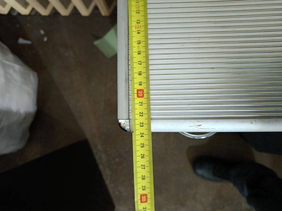 Aluminiowa szafka na płyty CD z systemem wiszących koszulek