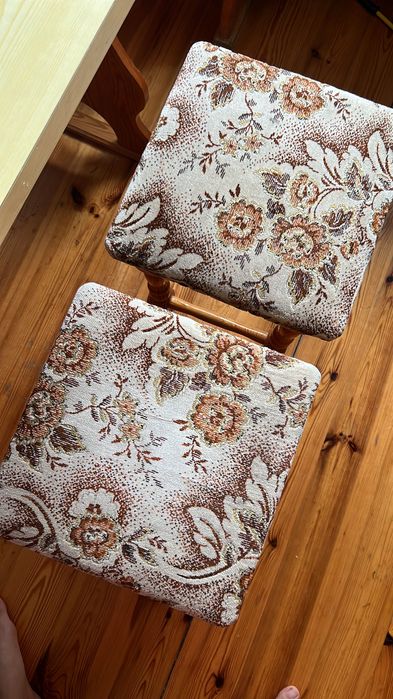 Narożnik kuchenny + dwa taborety + stół