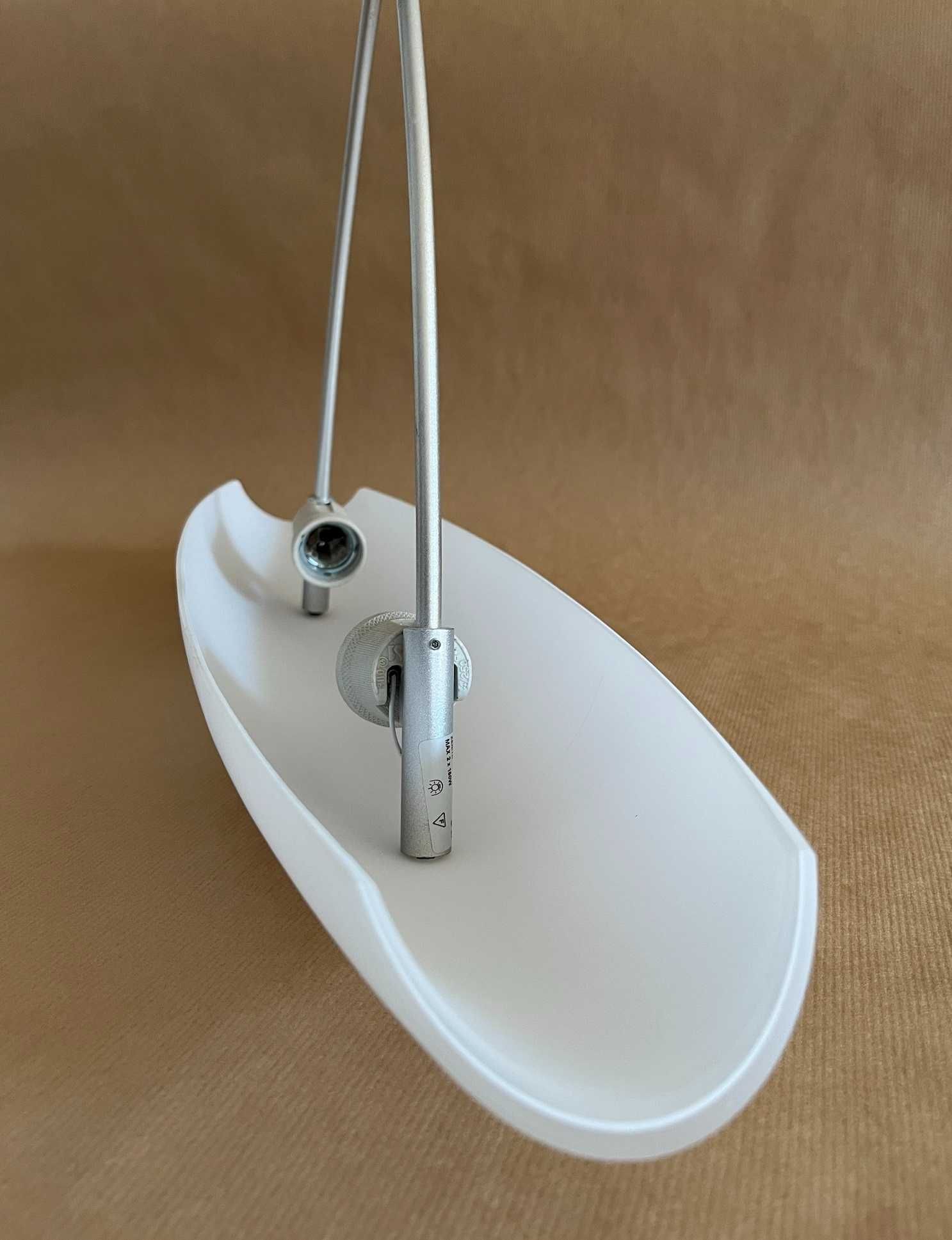 elegancka lampa sufitowa Panzeri z mlecznego szkła w kształcie łódki