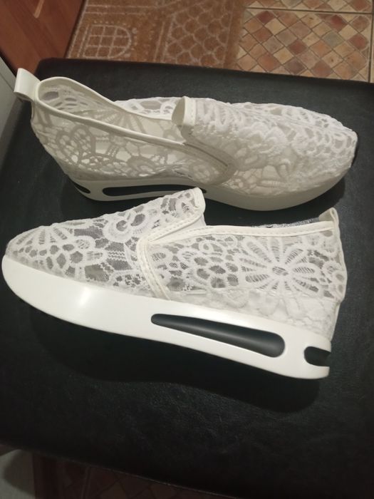 Стильні білі сліпони на платформі