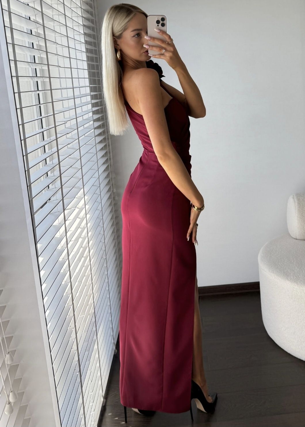 Sukienka maxi na jedno ramie marszczona RUBY bordowa XS