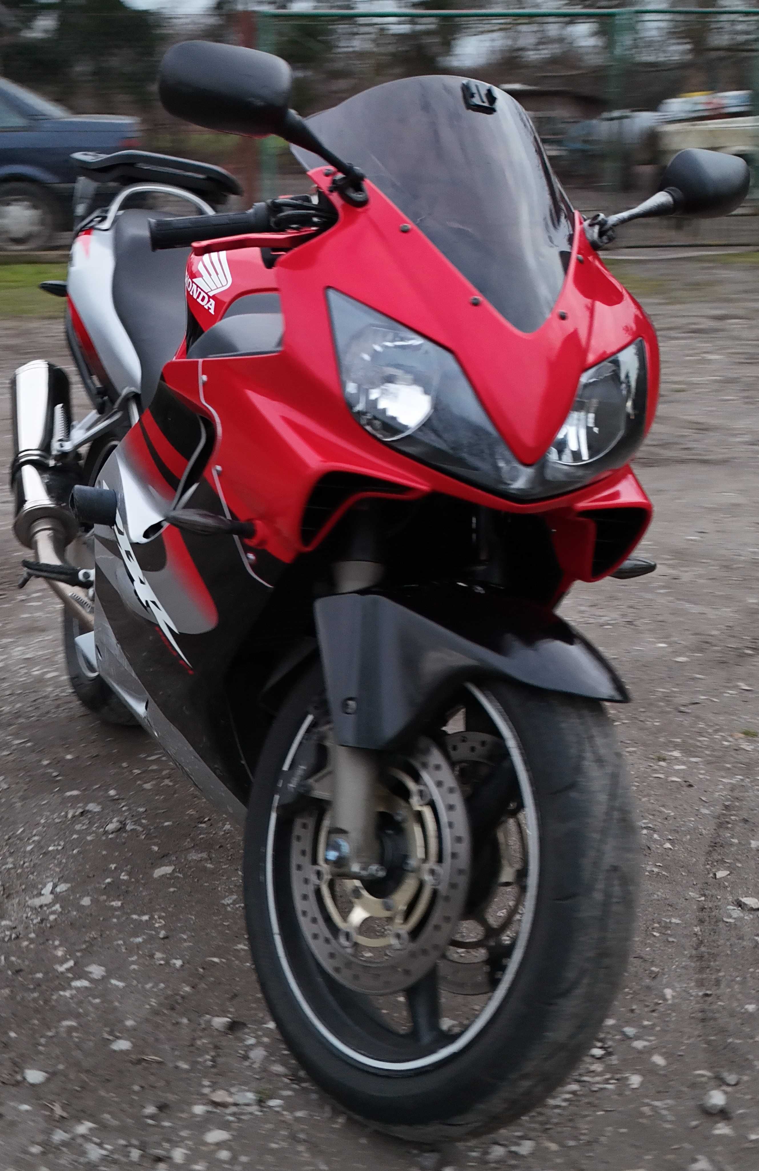 Honda CBR 600 F4i. Sporo dodatków.