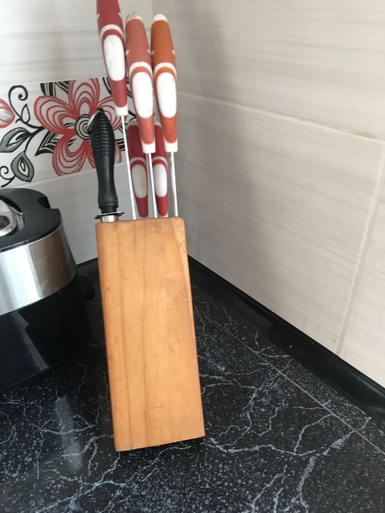 Kolekcja 5 noży  kuchennych  , stojak i ostrzałka.
