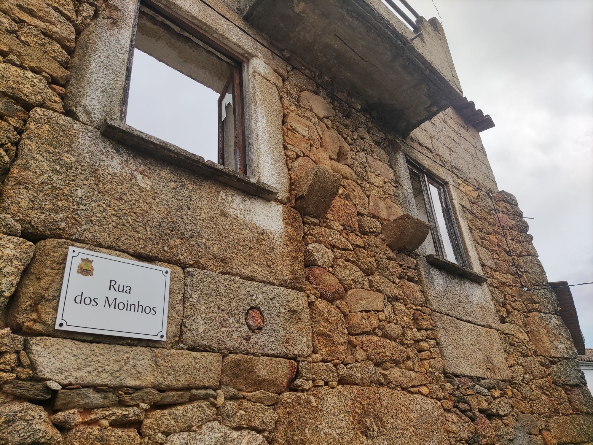 Casa em pedra no centro da aldeia