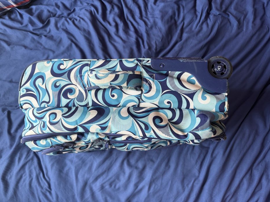 Walizka miękka na kółkach marki DAKINE niebieska w kwiaty hippie