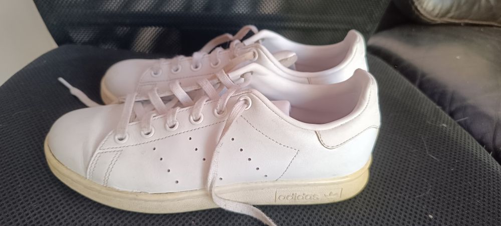 Tênis adidas brancos