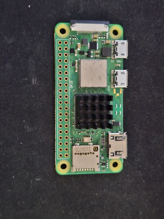 Raspberry pi zero 2w com dissipadores e caixas