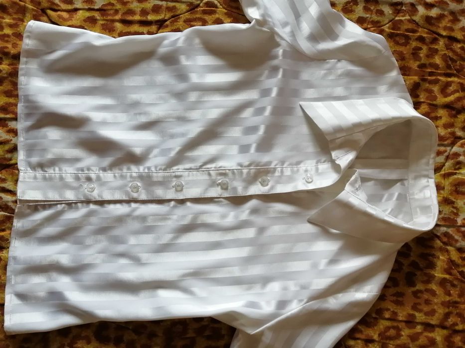 Школьные белые рубашки 1.2.3. класc  размер М,S.