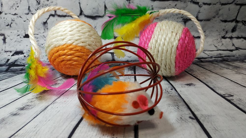 Игрушка мячик с пером из сизали и шар для кота  СИЗАЛЕВИЙ М'ЯЧ з пір'я