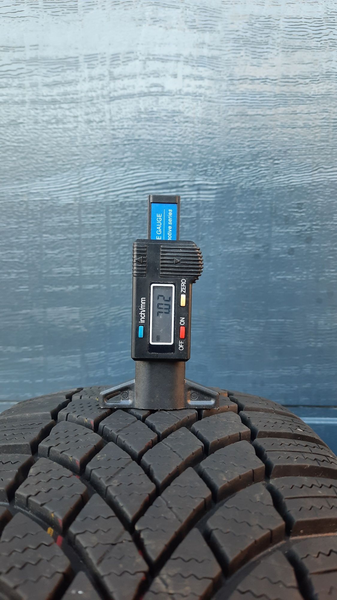 Bridgestone 215/65 R16 Blizzak 2020 bieżnik 7 mm