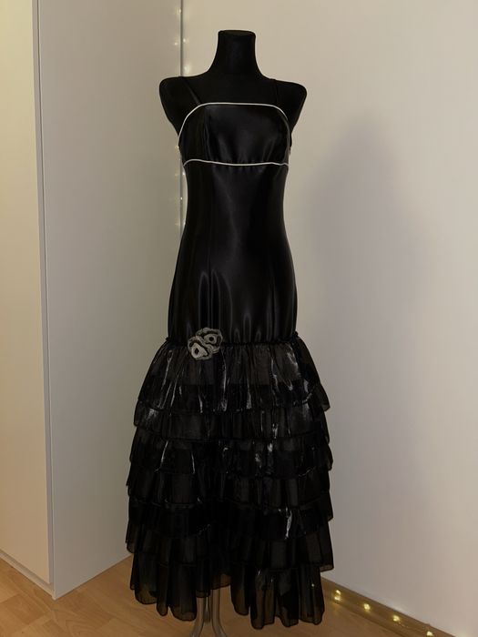 Sukienka wieczorowa czarna z falbankami rybka dopasowana z kwiatem