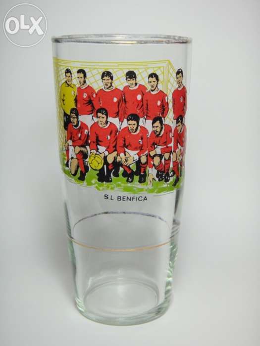 Copo vintage do Benfica com Eusébio e equipa