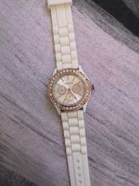 Biały zegarek geneva