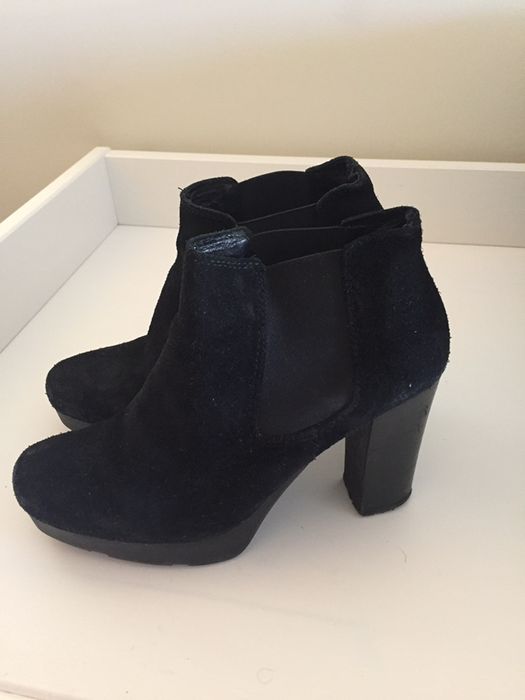 Botins em camurça pretos