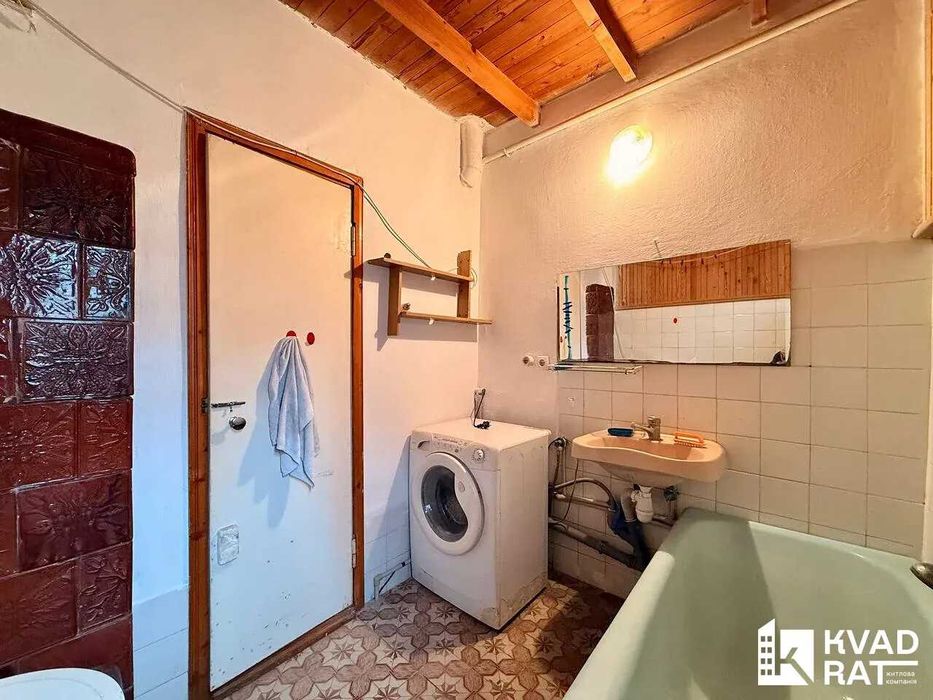 Особняк з гаражем біля ТЦ Арсен та Епіцентру