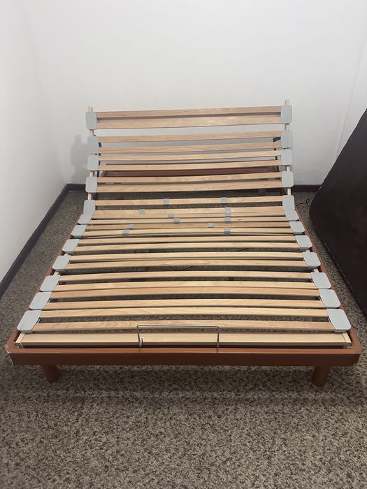 Estrado articulado elétrico com pés e comando sem fios