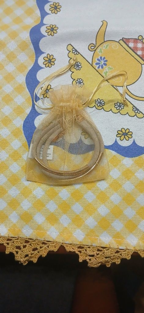 Pulseira de mulher com saquinho de enfeite.