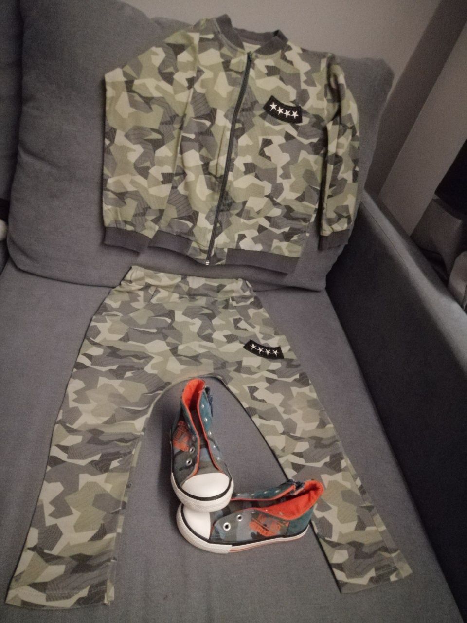 Dziecięcy dres moro r. 122 i trampki moro r.26