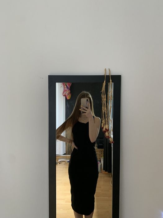 sukienka midi dopasowana czarna ołówkowa na ramiączka bawełna