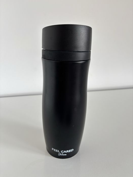 Termos czarny idealny na długie wyjazdy i krótki urlop