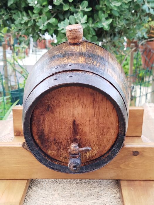 Pipa de madeira original com suporte.