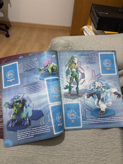 Caderneta Invizimals Evolution Stricker Album