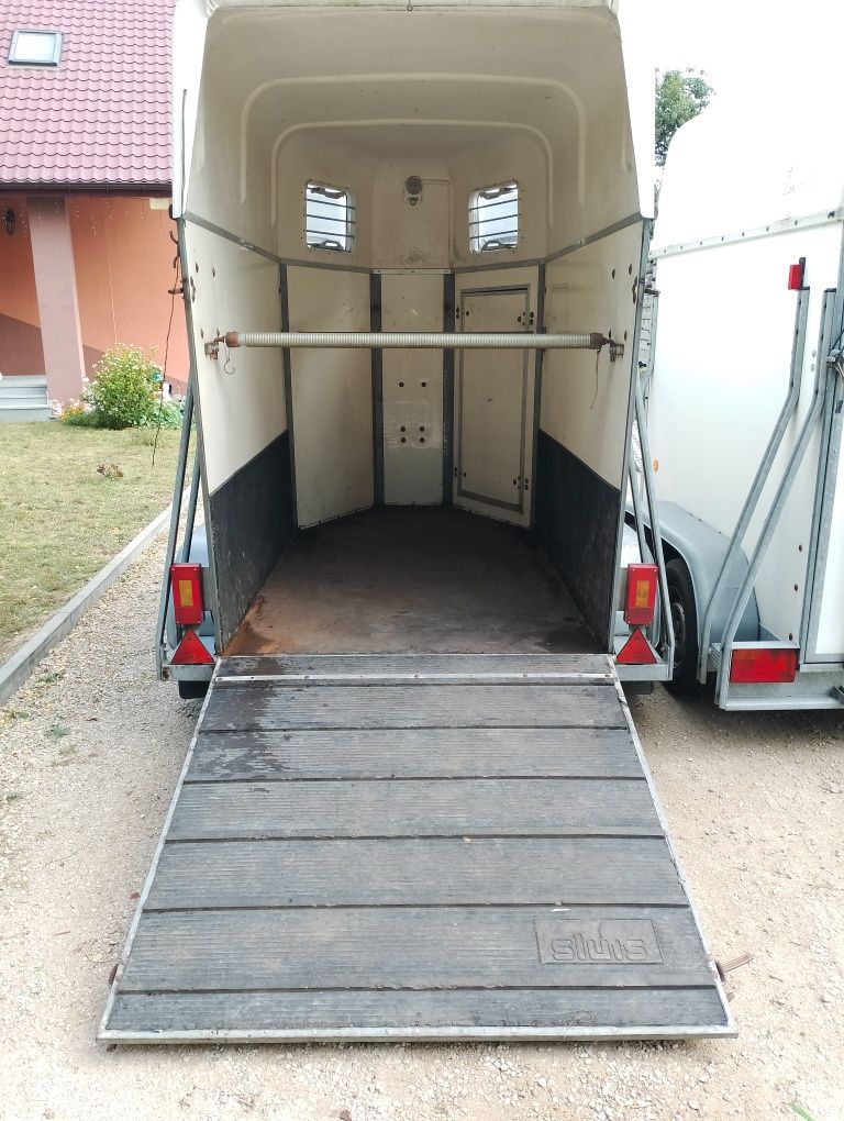 Przyczepa do przewozu koni