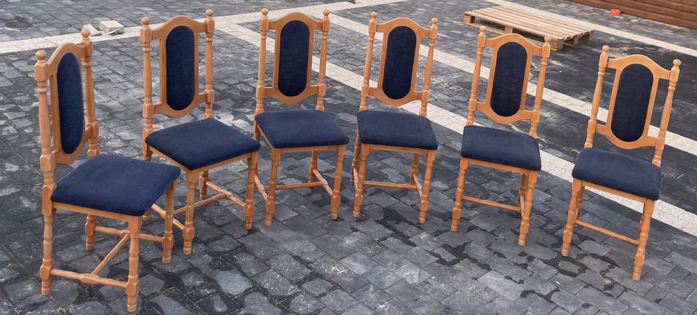 Drewniane stołowe krzesła z granatowym obiciem