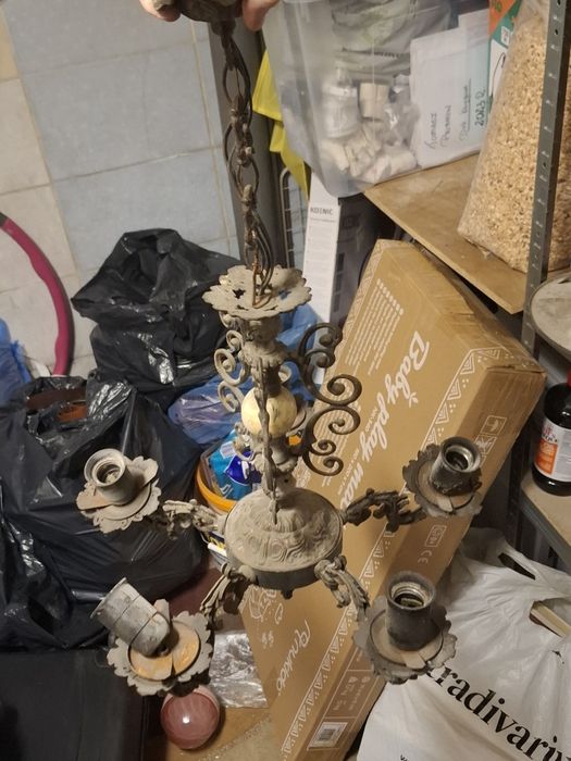 Stary mosiężny żyrandol z pięknymi zdobieniami