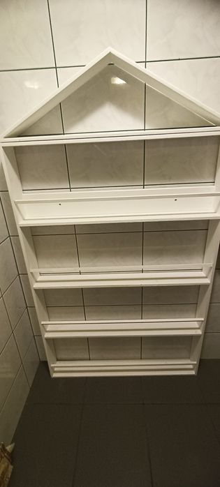 Drewniany domek na ksiazki, regał na książki