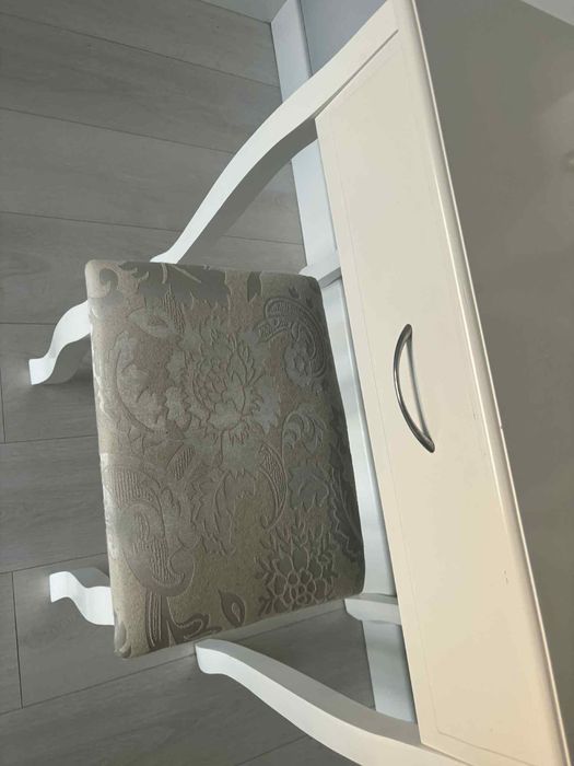 Toaletka dla nastolatki