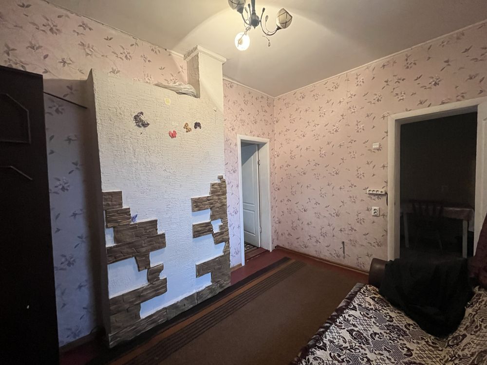 Продаж двокімнатної квартири в центрі міста.