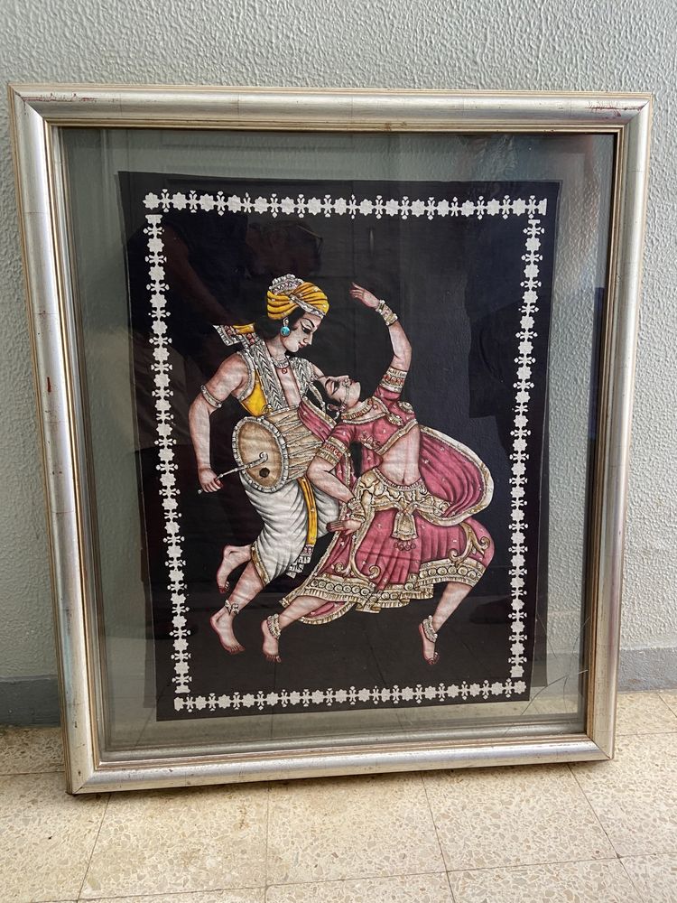 Quadros com motivos indianos pintados em tecido