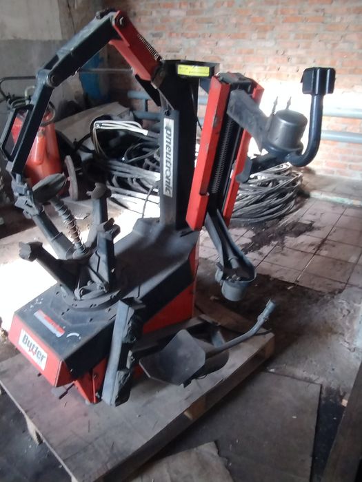 Шиномонтажний станок для легкових коліс