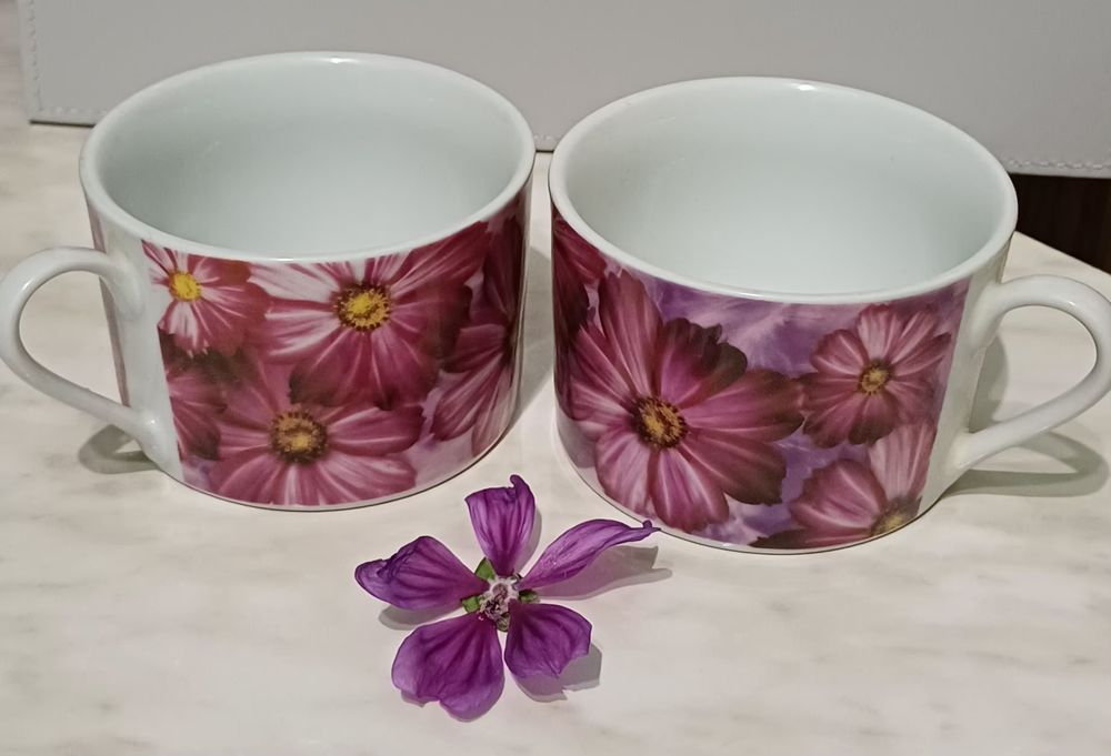 Две одинаковые белые кружки с цветочным принтом.
Кружки украшены крупн