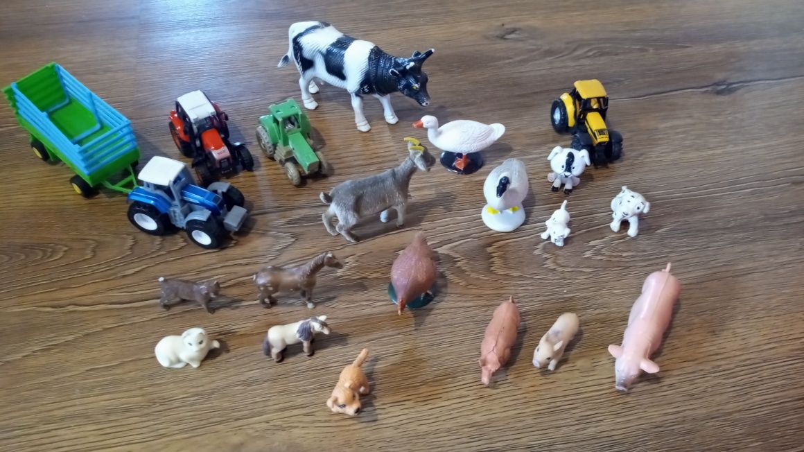Figurki Zwierząt duża ilość traktor z przyczepą