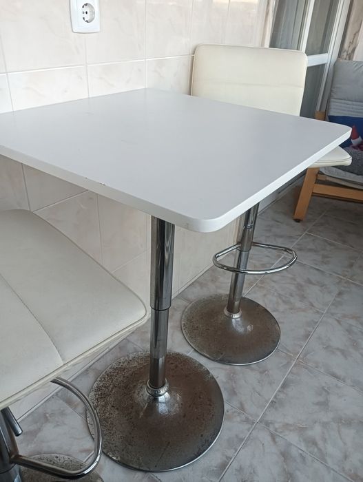 Mesa e Cadeiras de Bar com Altura Ajustável Giratória 360°