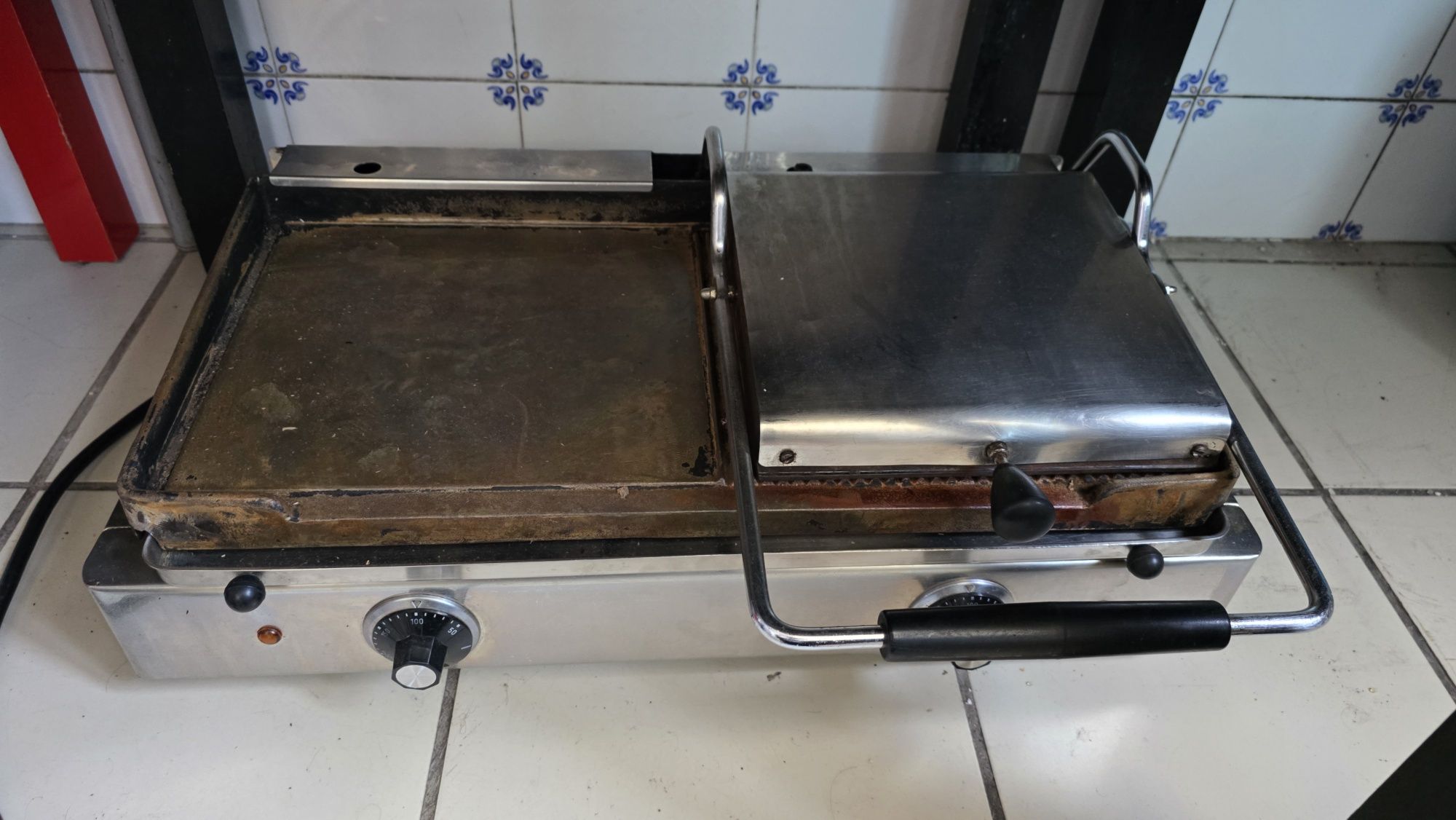 Grelhador de Contacto Fiável (requer limpeza profissional)