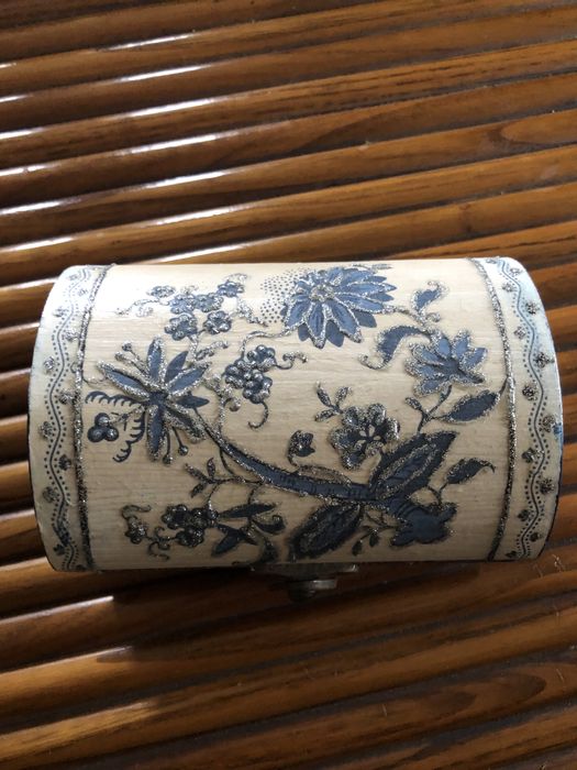 Bau em madeira com pintura en tecido