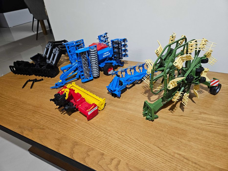 Zabawki BRUDER-Traktory-Kombajny-Maszyny-Przyczepy-Koparki