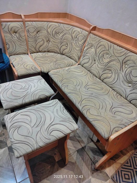 Rogówka kuchenna wraz z pufami i stołem