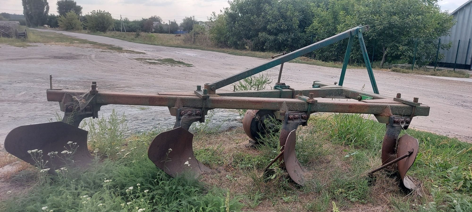 Плуг ПНУ 4-40 в гарному стані