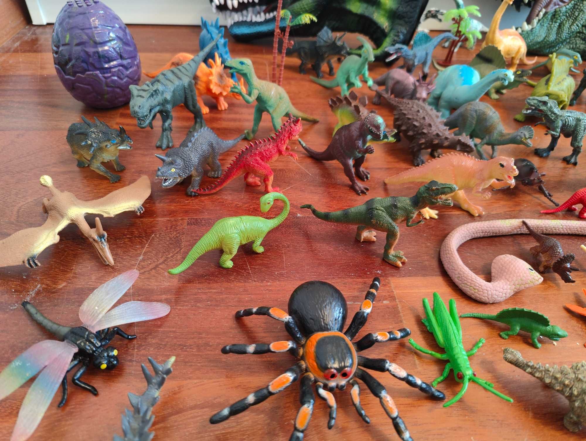 Duży zestaw dinozaurów i innych zwierzaków