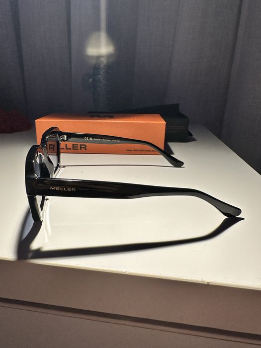 Óculos pretos com lentes azuis