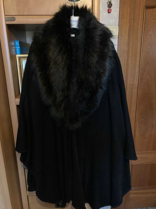 Чорне пальто-пончо жіноче з хутром, виробництво Італія
