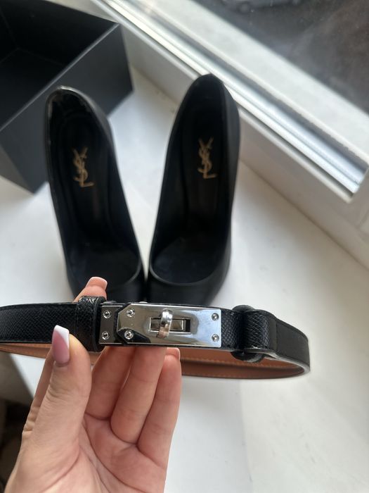 Одяг(сукня,корсет,ремінь,піджак,кросівки,спідниця)